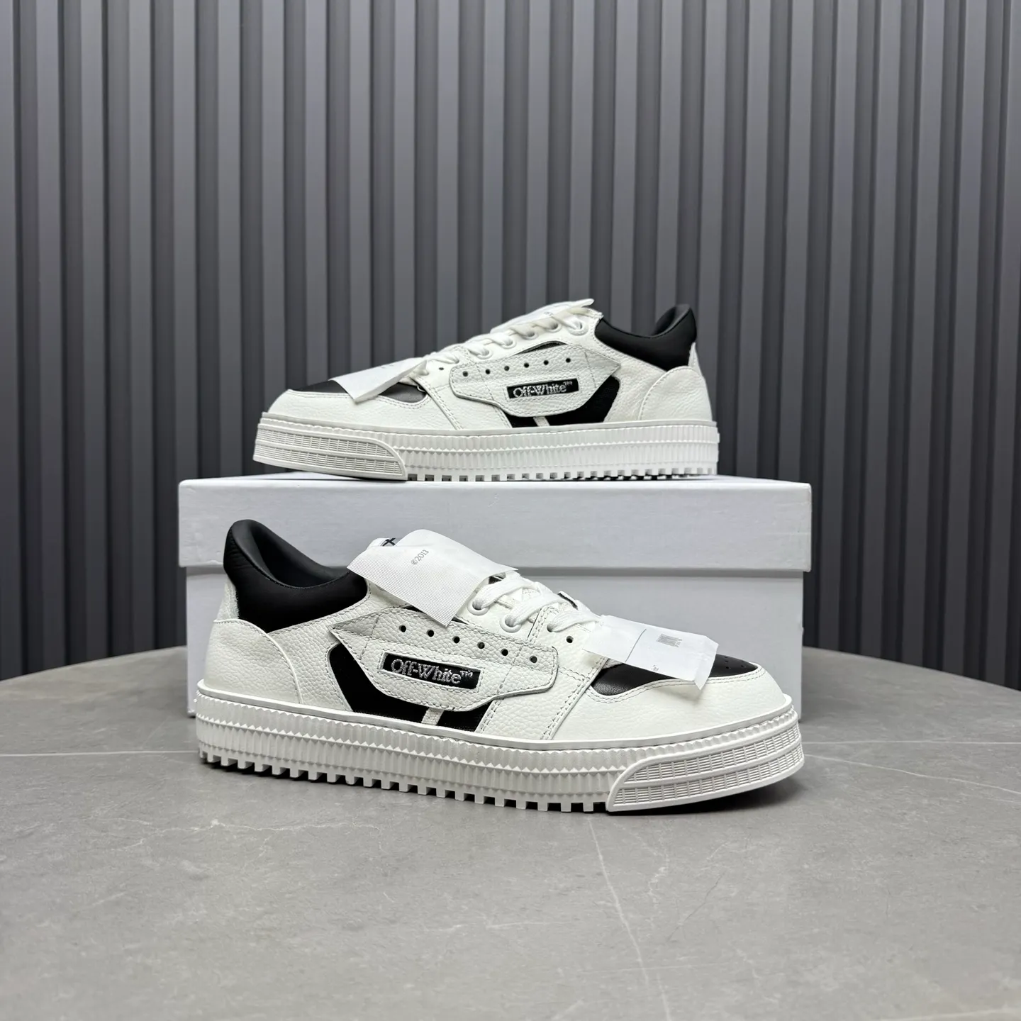 【OFF WHITE】P: 680💰Couple model👫, Size: Female 35-40. Male 39-44 (customized at 45.46) High-quality version👊 "Out of office" series original molding, original lasting, production process 1:1 original ➰OFF GRAY WHITE OW ➰ First layer of cowhide, imported skin-friendly and environmentally friendly polyester mesh, original molding, high elasticity and environmentally friendly molding pad Made with the original lasting process. The original molded rubber outsole (never yellows and deforms) has a super correct shape, bright color and strong three-dimensional effect👍. Packaging💯Full set of packaging synchronized with the official website (branded paper, certificate of quality, branded cloth bag)